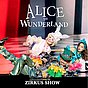 Bunt kostümierte Darsteller aus „Alice im Wunderland“ liegen und posieren auf einem Schachbrettboden, darunter der Schriftzug „Zirkus Show“