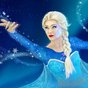Eine Darstellerin in der Rolle der Eiskönigin Elsa trägt ein funkelndes, blaues Kleid mit langen Ärmeln und glitzernden Details. Sie hat eine lange, blonde, seitlich geflochtene Frisur und streckt ihre Hand magisch nach vorne. Im Hintergrund leuchten Schneeflocken und Eis-Effekte vor einem blauen, märchenhaften Bühnenbild.