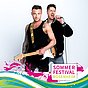 Zwei Mitglieder der Band SDP posieren vor weißem Hintergrund – einer hält eine E-Gitarre, der andere singt ins Mikrofon.