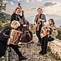 Quadro Nuevo, ein Arkustik-Quartett, 4 Personen mit verschiedenen Instrumenten, italienische Landschaft, Himmel, Berge, Felsen