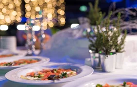 Gedeckter Tisch im KU'KO mit gefüllten Tellern