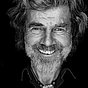Reinhold Messner schwarz-weiß Bild, Totale von Gesicht, lächelnd