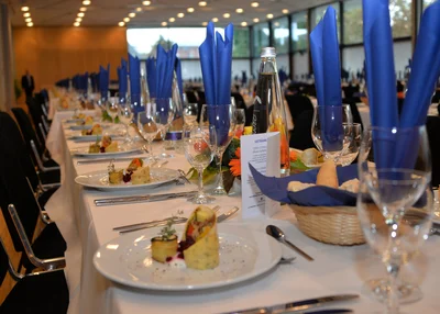 Gedeckte Tafel im KU'KO mit Tellern und Servietten