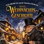 Im Vordergrund steht ein älterer, grimmig blickender Mann mit markantem Gesicht, schwarzem Zylinder, dunklem Mantel und Schal. In den Händen hält er einen Kerzenleuchter. Hinter ihm erstreckt sich eine verschneite, festlich geschmückte Altstadtgasse mit warm erleuchteten Fenstern, Tannengrün und weihnachtlichen Dekorationen. Im Hintergrund sind Passanten zu erkennen. Schneeflocken und die nächtliche Winterstimmung verleihen der Szene eine märchenhafte und geheimnisvolle Atmosphäre. Am oberen Bildrand steht der Titel „Eine Weihnachtsgeschichte“ mit dem Hinweis „Das Musical nach Charles Dickens“.