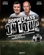 Das Veranstaltungsbild zeigt die beiden Moderatoren Thomas Helmer und Mario Basler vor einem dynamischen Fußball-Hintergrund. Im Mittelpunkt steht der große Schriftzug „Doppelpass on Tour“, der die bekannte Fußball-Talkshow als Live-Erlebnis auf der Bühne ankündigt. Ein Fußball sowie ein angedeutetes Fußballstadion unterstreichen die sportliche Atmosphäre. Die dunkle Gestaltung mit Flutlicht- und Stadionelementen vermittelt eine energiegeladene Live-Stimmung. Im unteren Bereich wird die Show als interaktive Doppelpass-Bühnenshow mit vielen prominenten Gästen beworben.