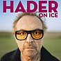 Josef hader mit Sonnenbrille, orange Gläser, schaut in die Kamera, Text: HADER ON ICE