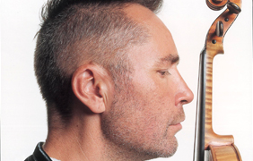 Nigel Kennedy mit Violine Porträt
