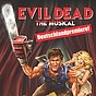 Plakat zu „Evil Dead – The Musical“ mit dem Zusatz „Deutschlandpremiere!“; im Vordergrund ein muskulöser Mann mit Kettensäge als Arm, der entschlossen in die Ferne blickt, daneben eine schreiende Frau in Angst. Im Hintergrund ein roter Theatervorhang.